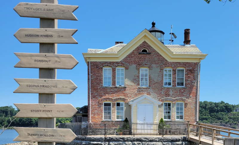 Button showing the Saugerties Lighthouse with directional signs.  Links to the Lighthouse website.