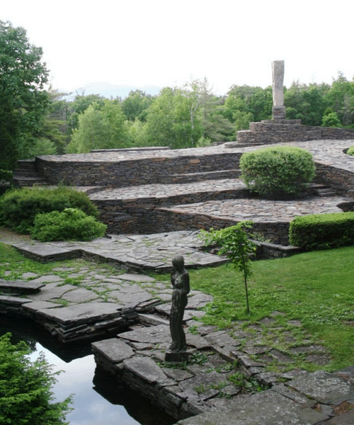 Button showing the bluestone sculpture at Opus 40.  Links to the Opus 40 website.