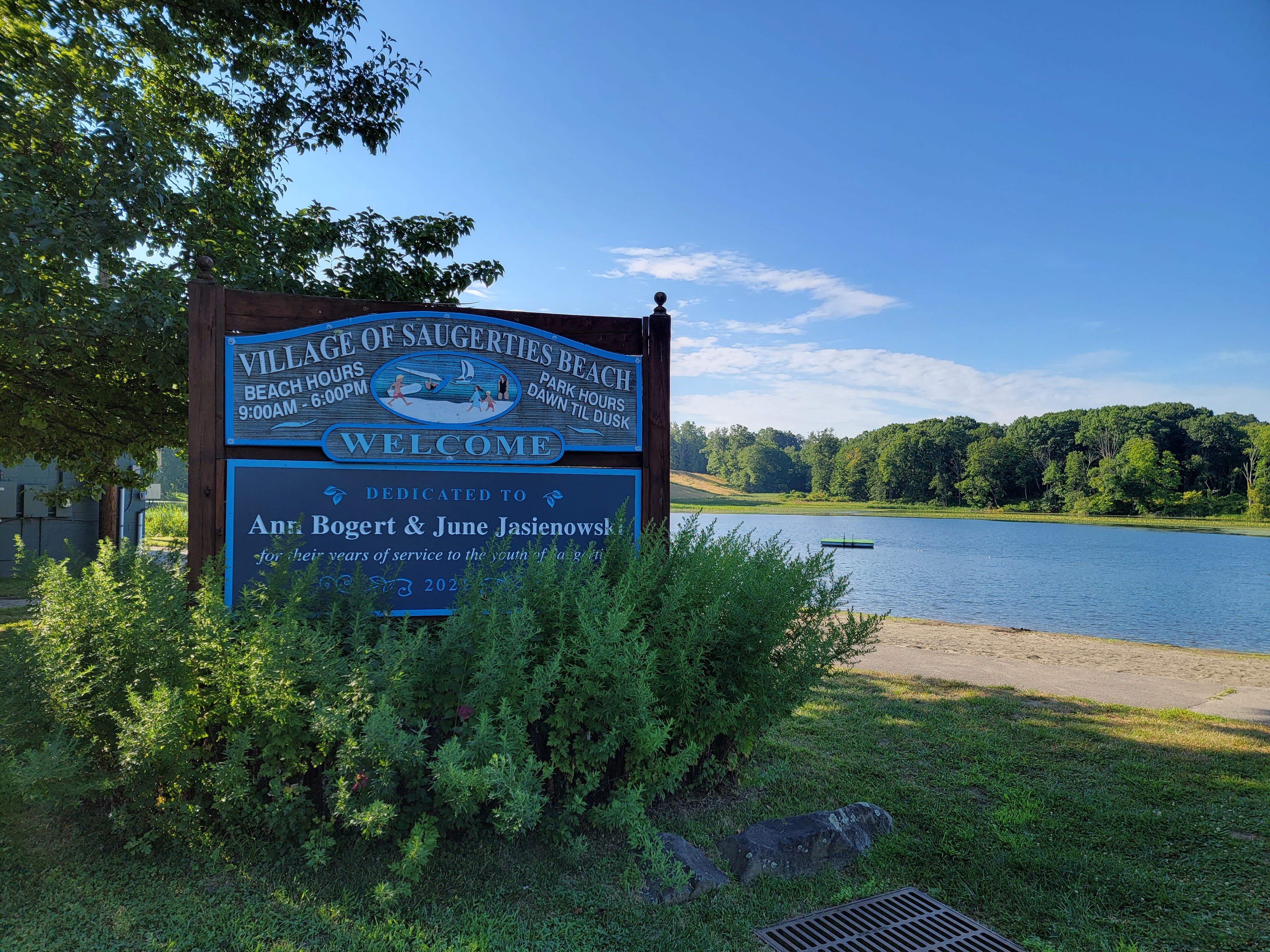 Button showing the Saugerties Village beach.  Links to a webpage about the beach.